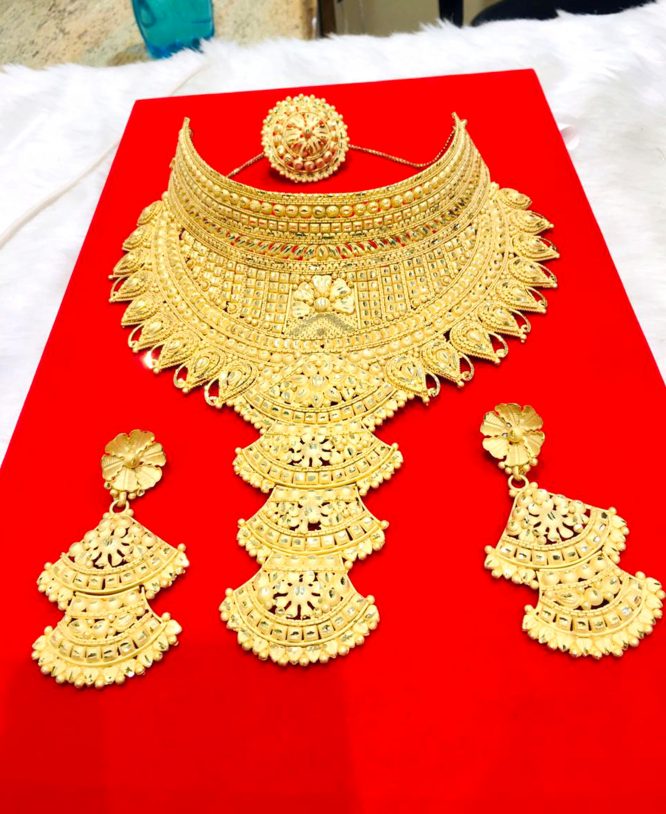 Stylish Round Neck Golden Plated Big Necklace Set