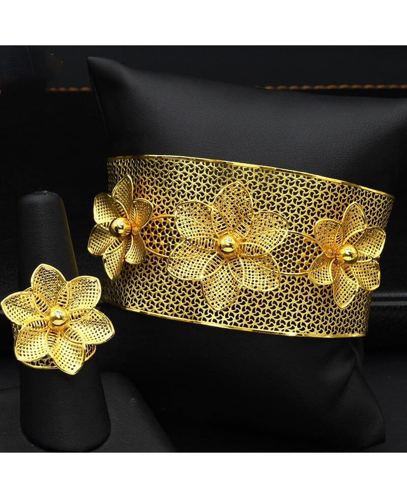Zuri Gold Bracelet | Shimmering Bracelet Design | CaratLane